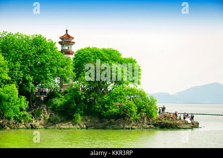 Il 16 maggio 2015. lago Tai wuxi, Cina. folle cinesi su una penisola sulla testa di tartaruga isola circostante il punto di riferimento faro sul lago taihu tai a wu Foto Stock