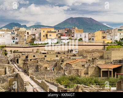 Scavi archeologici di Ercolano con la moderna Ercolano e Vesuvio Foto Stock