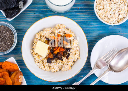 Il porridge di fiocchi d'avena con frutta secca e semi di Chia Foto Stock