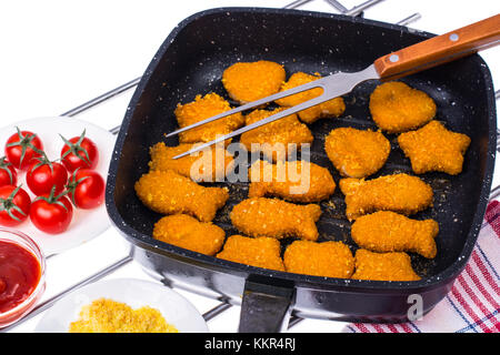 La frittura di pesce bastoni in padella Foto Stock