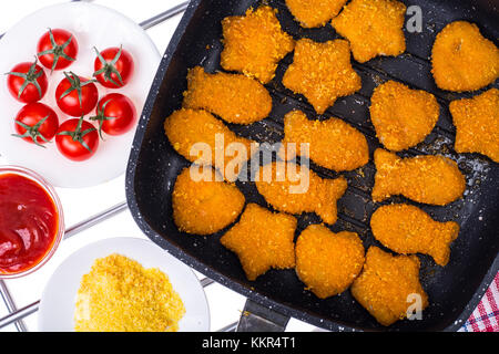 La frittura di pesce bastoni in padella Foto Stock