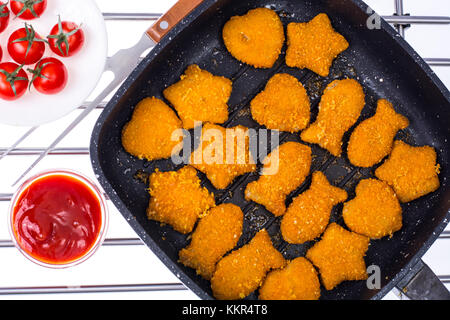 La frittura di pesce bastoni in padella Foto Stock