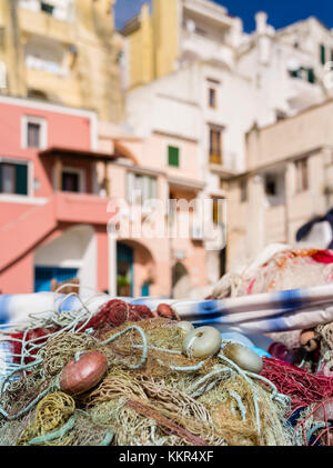 Le reti da pesca in corricella a Procida Foto Stock