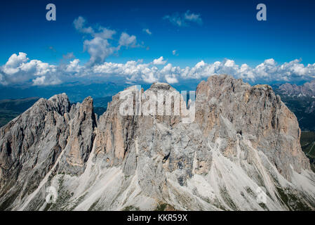 Dolomiti, parapendio sopra le pareti rocciose del gruppo Langkofel, foto aerea, Trentino, alto Adige, Italia Foto Stock