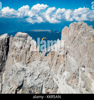 Dolomiti, parapendio sopra le pareti rocciose del gruppo Langkofel, foto aerea, Trentino, alto Adige, Italia Foto Stock