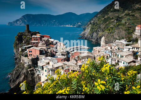 Vernazza in cinque terre, villaggio di pescatori sulla costa ligure, mare mediterraneo, Italia Foto Stock