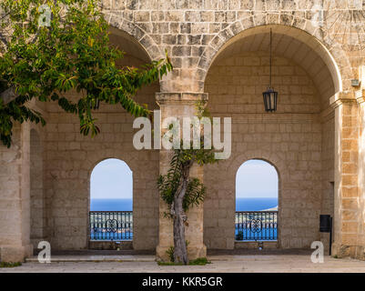 Chiostro nel cortile interno della chiesa di Mellieha a Malta Foto Stock