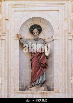 Statua dell'apostolo Paolo nel cortile interno della chiesa di Mellieha a Malta Foto Stock