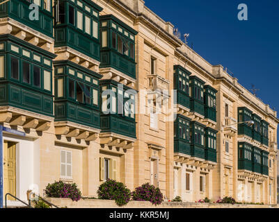 Tipico di malta baia finestra facciata in valletta su Malta Foto Stock