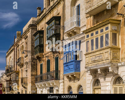 Tipico di malta baia finestra facciata in vittoriosa Foto Stock