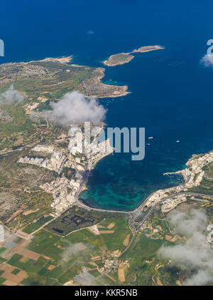 Baia di Xemxija su Malta con vista dall'alto Foto Stock