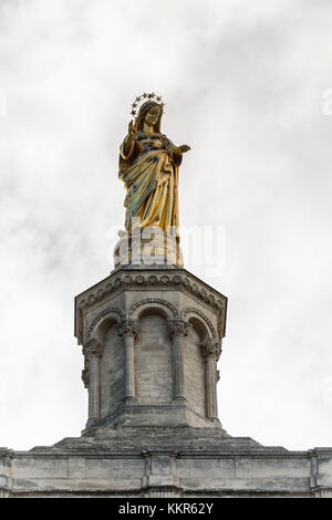 Statua della Vergine Maria sulla Cattedrale di Notre Dame presso Place du Palais, Avignone, Provenza, Vaucluse, Francia, Foto Stock