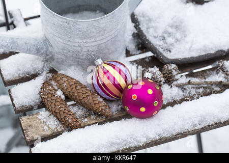 Decorazione di natale nella neve, decorazione, still life Foto Stock