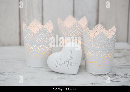 Candele in vasi e cuore ciondolo come una decorazione, still life Foto Stock