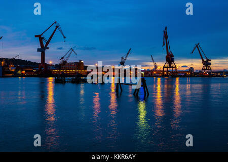 Gru portuali al tramonto, Goteborg, provincia di Västra Götalands län, svedese Foto Stock