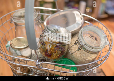 Acquisto di dolci e alimenti biologici non imballati nel negozio 'tückgut', Altona, Amburgo, Germania Foto Stock