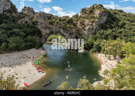 Vallon-Pont-d'Arc, Ardèche, Rhône-Alpes, in Francia, in Europa. Pont d'Arc, punto di riferimento delle Gorges de l'Ardèche. Foto Stock