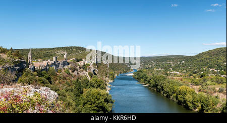 Aiguèze, Gard, Linguadoca-Rossiglione, Francia, Europa, panorama delle Gole de l'Ardèche con il villaggio di Aiguèze, uno dei 250 più bei villaggi in Francia. Si trova nel dipartimento del Gard nella regione dell'Occitania, nel Cantone di Pont-Saint-Esprit, nel Cantone di Nîmes. Foto Stock