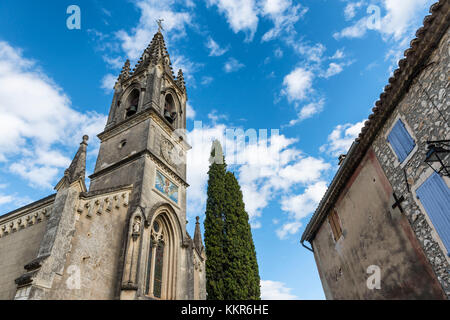 Aiguèze, Gard, Linguadoca-Rossiglione, Francia, Europa, chiesa in Aiguèze, uno dei 250 più bei villaggi in Francia. Si trova nel dipartimento del Gard nella regione dell'Occitania, nel Cantone di Pont-Saint-Esprit, nel Cantone di Nîmes. Foto Stock