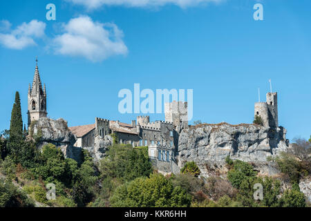 Aiguèze, Gard, Languedoc-Roussillon, Francia, Europa. Aiguèze è uno dei 250 più bei villaggi di Francia. Si trova nel dipartimento del Gard nella regione dell'Occitania, nel Cantone di Pont-Saint-Esprit, nel Cantone di Nîmes. Foto Stock