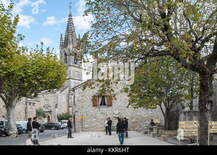 Aiguèze, Gard, Languedoc Roussillon, Francia, Europa, Boules giocatori nel centro di Aiguèze. Aiguèze è uno dei 250 più bei villaggi di Francia. Si trova nel dipartimento Gard nella regione dell'Occitania e nell'Arrondissement di Nîmes e nel cantone Pont-Saint-Esprit. Foto Stock