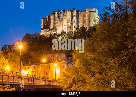 Suze-la-Rousse, Drôme, Provenza, Provenza-Alpi-Côte Azzurra, Francia, castello rinascimentale Suze-la-Rousse costruito nel 16 ° secolo, al tramonto Foto Stock