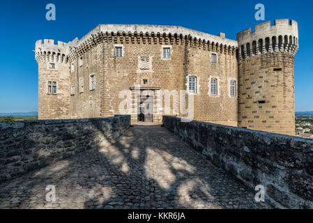 Suze-la-Rousse, Drôme, Provenza, Provenza-Alpi-Côte Azzurra, Francia, castello rinascimentale Suze-la-Rousse costruito nel 16 ° secolo, al tramonto Foto Stock