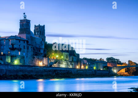 Pont-Saint-Esprit, Languedoc-Roussillon, Provenza, Francia, Europa, vista della città vecchia di Pont-Saint-Esprit nel dipartimento del Gard Foto Stock