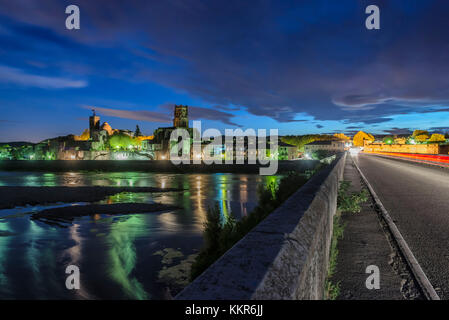 Pont-Saint-Esprit, Languedoc-Roussillon, Provenza, Francia, Europa, vista della città vecchia di Pont-Saint-Esprit con il ponte Pont-St-Esprit nel dipartimento del Gard Foto Stock