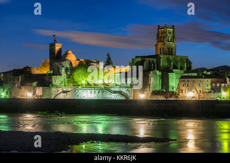 Pont-Saint-Eesprit, Languedoc-Roussillon, Provenza, Francia, Europa, vista della città vecchia di Pont-Saint-Esprit nel dipartimento del Gard Foto Stock