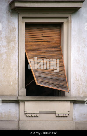 Close-up di un vecchio legno e legno sbiadito veneziana Foto Stock