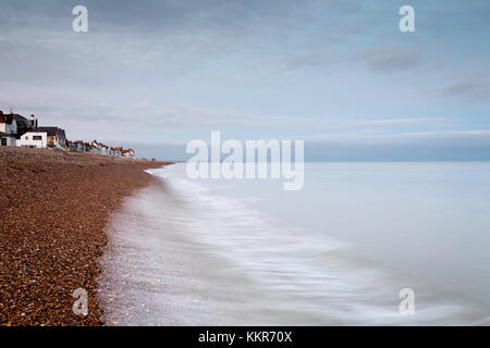 Inverno vista dal Molo di trattativa, trattare, Kent, Regno Unito delle morbide onde e la spiaggia di ciottoli. Guardando verso Beach Street. Foto Stock