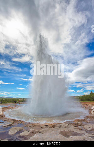 Strokkur geyser eruzione, haukadalur area geotermica, haukadalur, arnessysla,selfoss, sudurland, Islanda Foto Stock