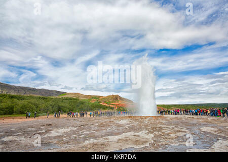 Strokkur geyser eruzione, haukadalur area geotermica, haukadalur, arnessysla,selfoss, sudurland, Islanda Foto Stock