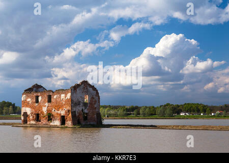 Nuvole sopra una casa cariati tra i campi di riso, casaleggio di Novara, novara, Piemonte, Italia. Foto Stock