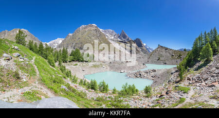 Vista panoramica del massiccio del Monte Bianco dal Miage Lake (lago Miage, Val Veny, Courmayeur, provincia di Aosta, Valle d'Aosta, Italia, Europa) Foto Stock
