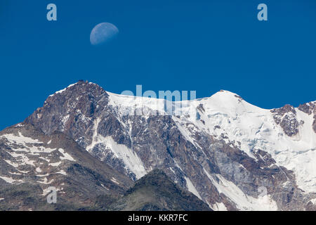 Vista della parete est del Monte Rosa Massif (Punta Gnifetti e Zumstein) da Valle Anzasca (Ceppo Morelli, il Verbano Cusio Ossola provincia, Piemonte, Italia, Europa) Foto Stock