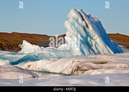 Iceberg di Jokulsarlon laguna glaciale durante un sunrise, austurland, orientale, Islanda Islanda Foto Stock