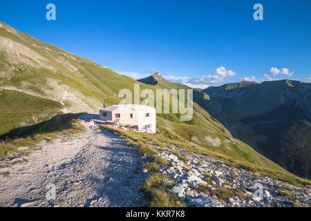 Rifugio fargno, in background "pizzo tre vescovi' mountain, monti Sibillini national park, provincia di MACERATA, MARCHE, Italia Foto Stock