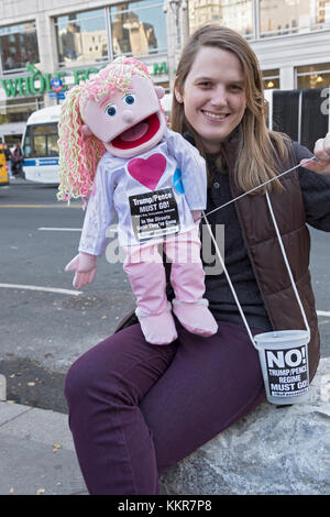 Una donna e la sua marionetta che protestavano contro Donald Trump e Mike Pence a Union Square a New York City Foto Stock