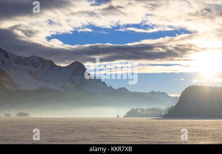 Le nuvole e la nebbia al tramonto sul lago di Sils coperte di neve sci di fondo Maloja cantone dei Grigioni engadina Svizzera Europa Foto Stock
