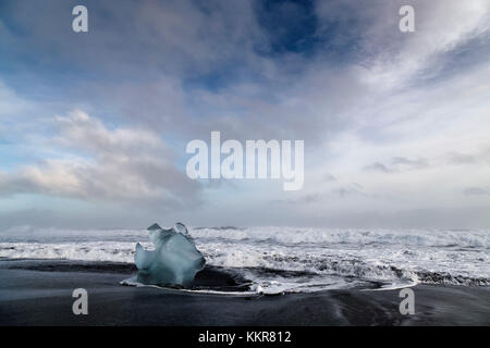 Riflessi blu, diamond beach, laguna glaciale, sud dell'Islanda, del Nord Oceano Atlantico Foto Stock