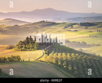 Podere belvedere, il famoso italiano casa colonica, durante il sunrise. val d'Orcia, in provincia di Siena, Toscana, Italia Foto Stock