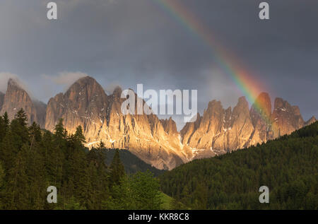 Rainbow sulle Odle Dolomiti, Val di Funes, alto adige regione TRENTINO ALTO ADIGE, PROVINCIA AUTONOMA DI BOLZANO, Italia, Europa Foto Stock