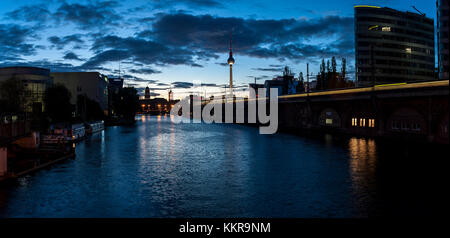 Ampia vista panoramica dell'ora blu sulla Sprea a Berlin Mitte. Foto Stock