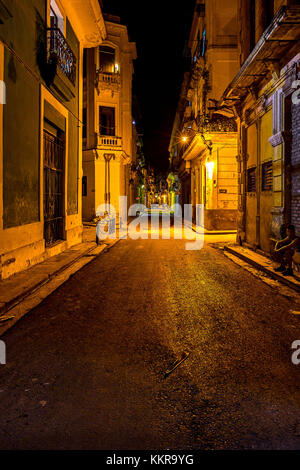 Notte screne in una strada a l'Avana, Cuba Foto Stock