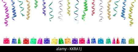 Panoramica immagine festosa con rotoli di nastri di ricci appeso sulla parte superiore e colorato buste regalo sulla terra su bianco Foto Stock