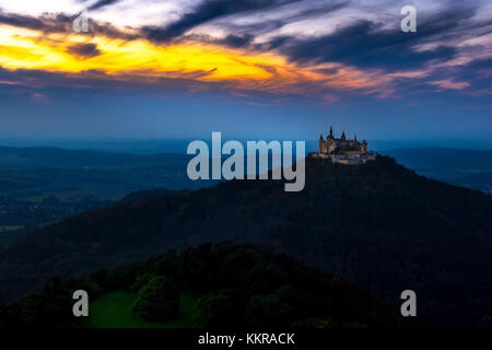 Il Castello Hohenzollern visto dalla Zollersteig nel Giura Svevo Foto Stock