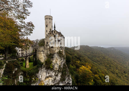 Il castello Lichtensteiun vicino al villaggio Honau Foto Stock