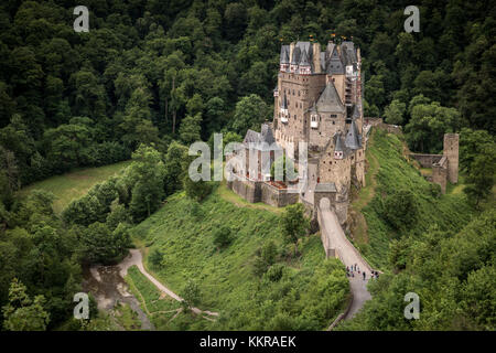 Wierschem, Germania, 30 giugno 2017: il Burg Eltz e il elzbach. Foto Stock